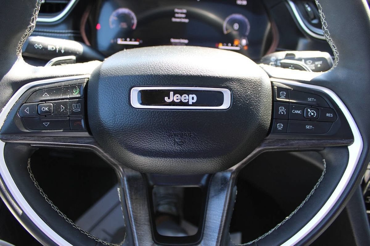 Used 2023 Jeep Grand Cherokee L Limited AWD/4WD image 16