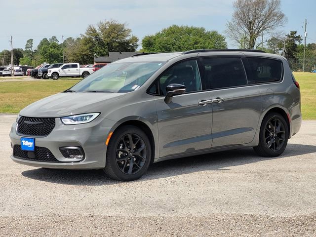 Used 2025 Chrysler Pacifica Limited image 3