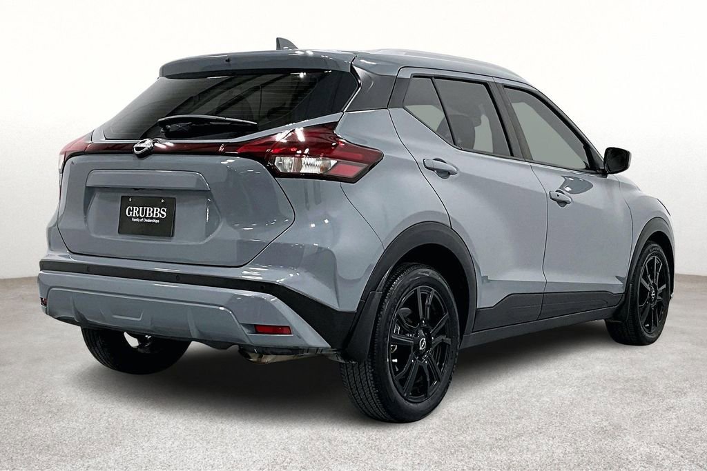 Used 2023 Nissan Kicks SV image 2