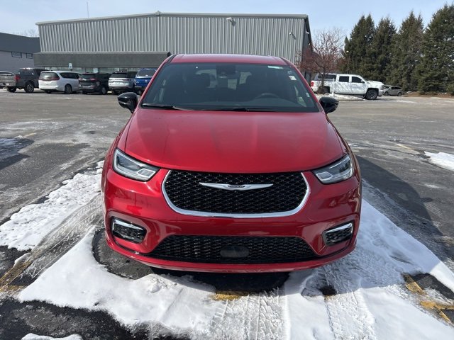 Used 2025 Chrysler Pacifica Select image 6