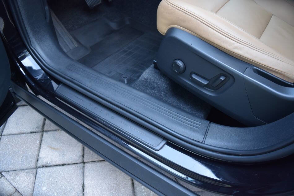 Used 2020 Volvo XC40 T5 Momentum w/ Protection Package Premier image 41