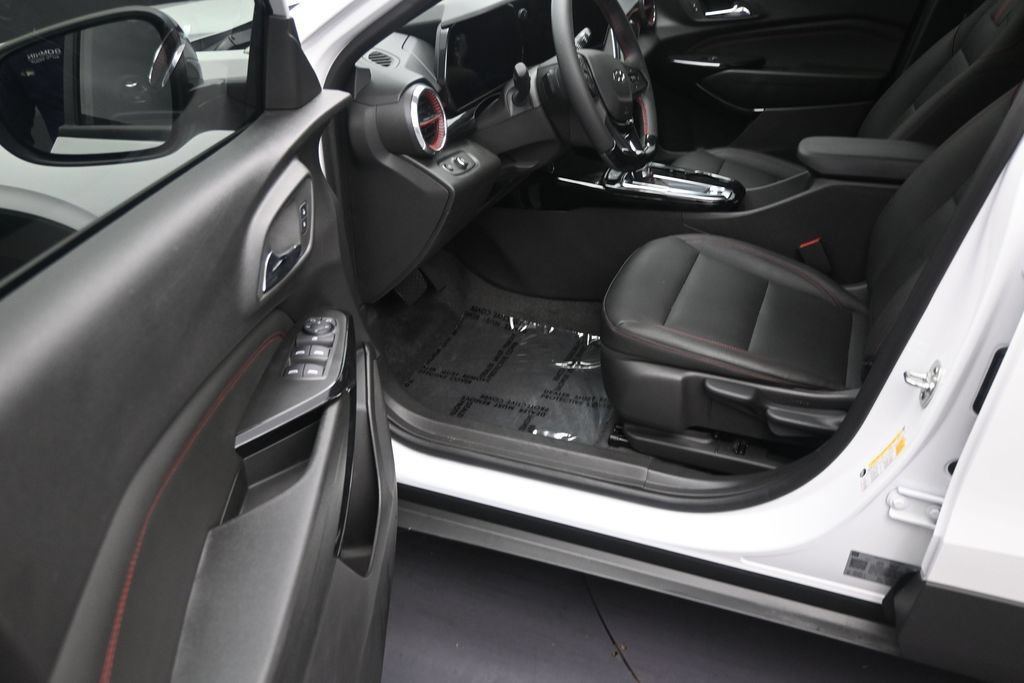 Used 2025 Chevrolet Trax RS w/ Sunroof Package FWD image 11