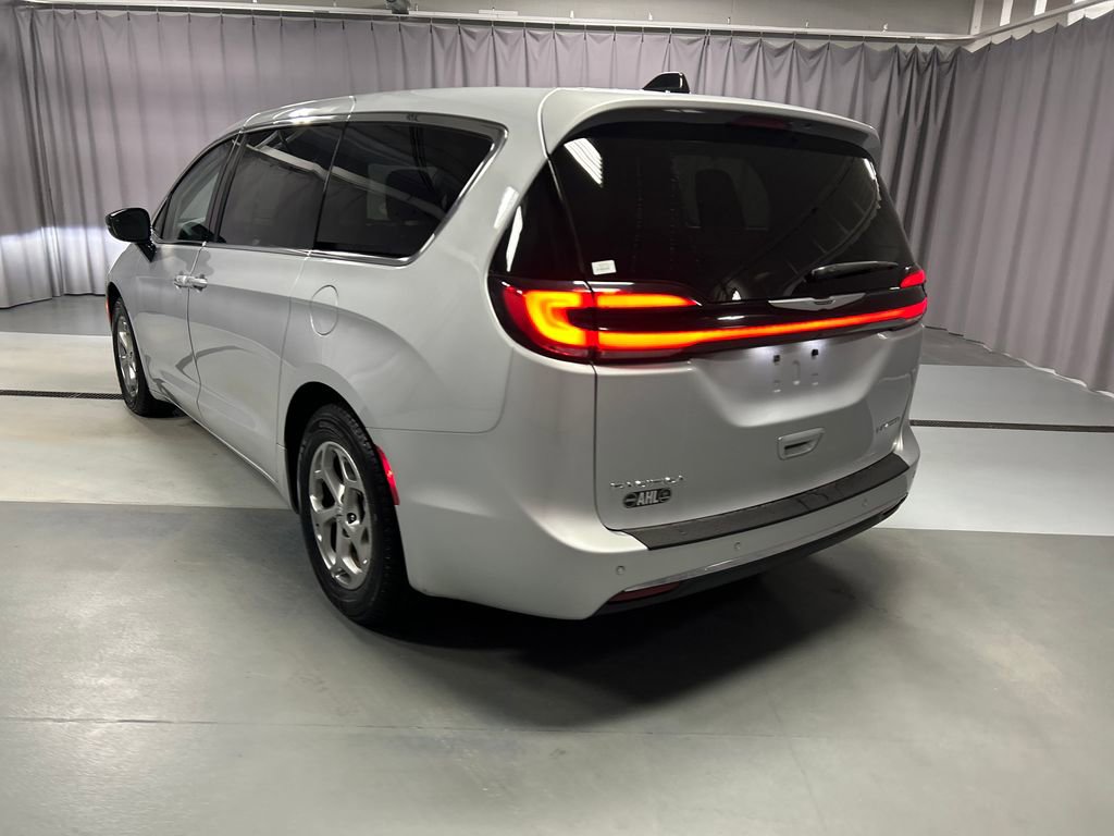 Used 2024 Chrysler Pacifica Limited FWD image 5