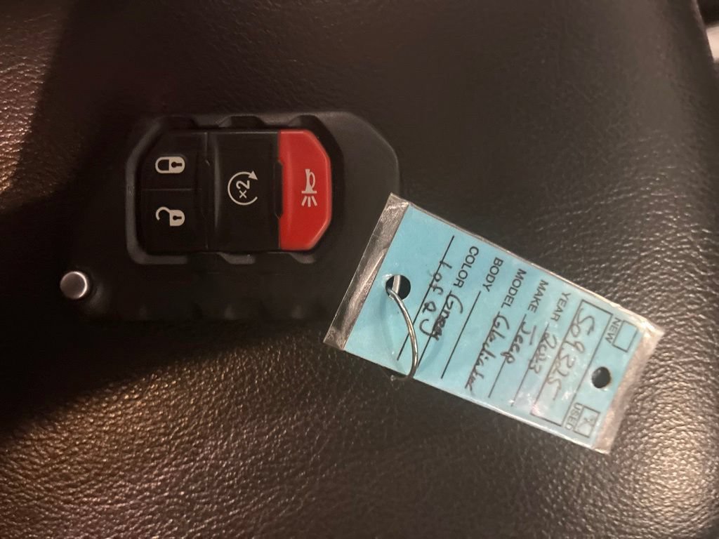 Used 2023 Jeep Gladiator Mojave AWD/4WD image 23