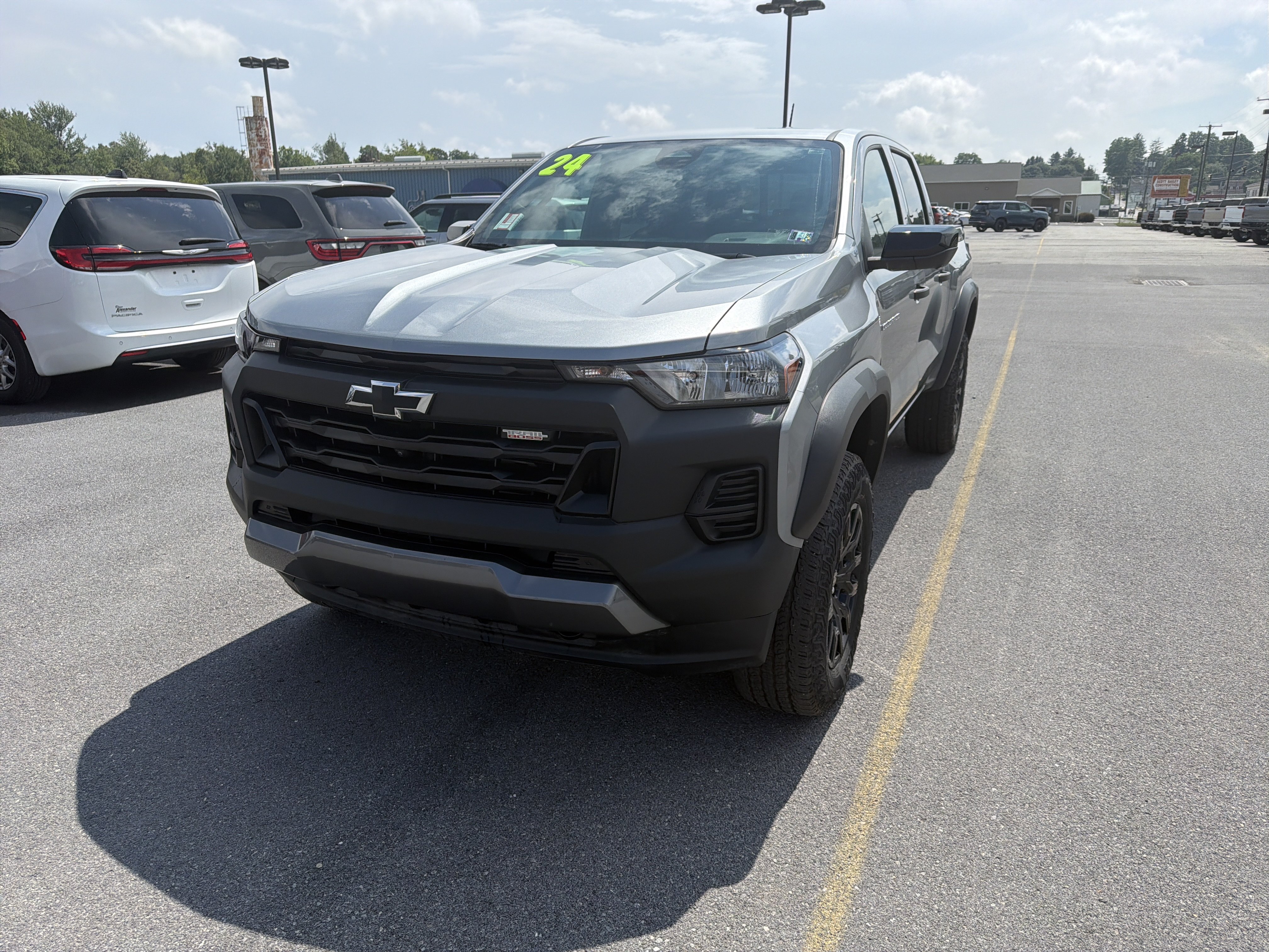 Used 2024 Chevrolet Colorado Trail Boss w/ Technology Package AWD/4WD image 2