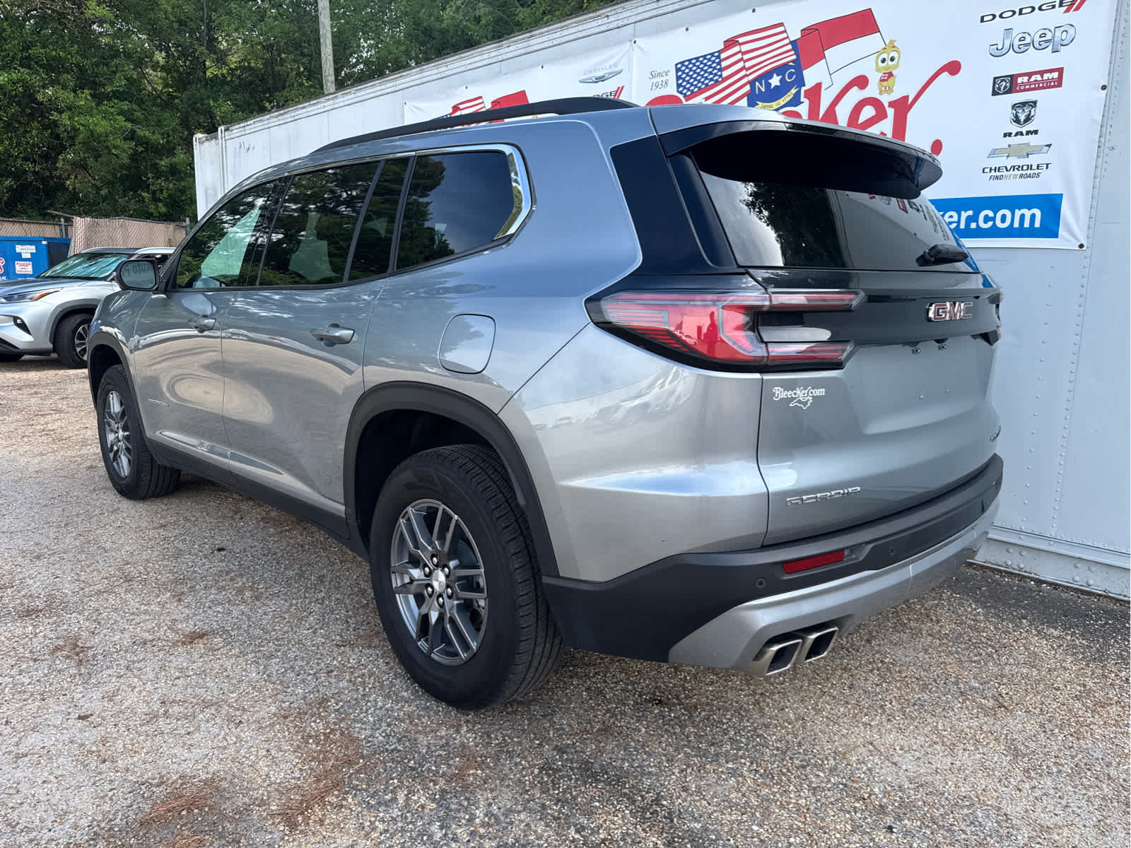 Used 2025 GMC Acadia Elevation FWD image 7