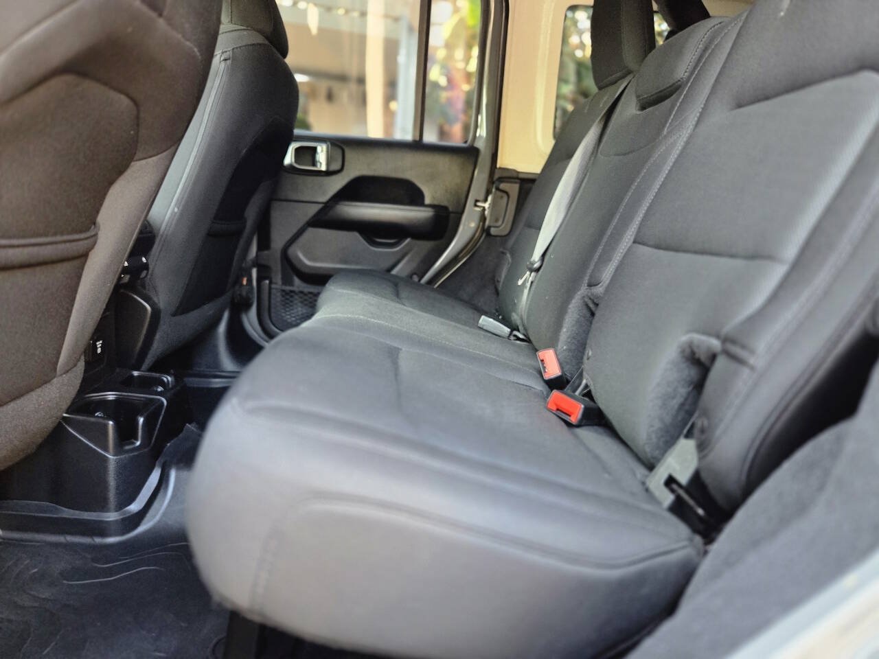 Used 2018 Jeep Wrangler Unlimited Sahara AWD/4WD image 26