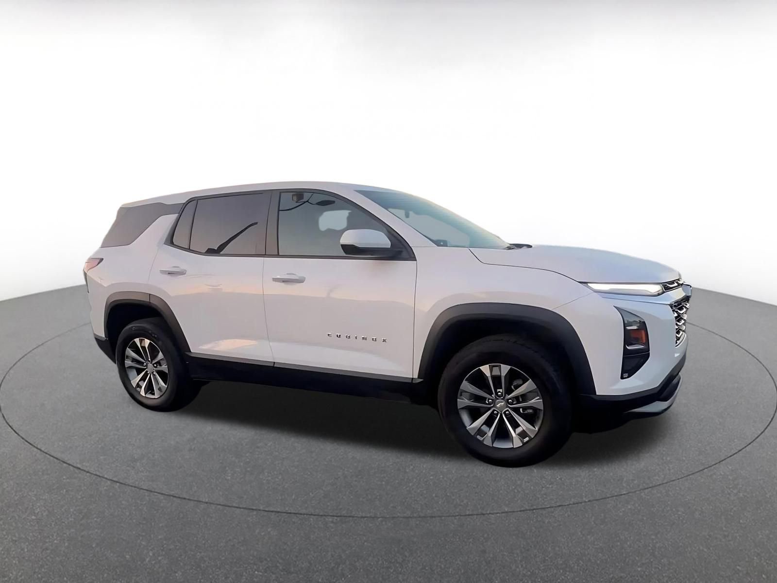 Used 2025 Chevrolet Equinox LT image 2