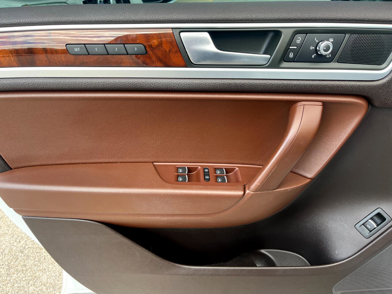 Used 2012 Volkswagen Touareg Hybrid image 22