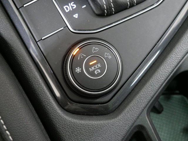 Used 2021 Volkswagen Tiguan SEL AWD/4WD image 23