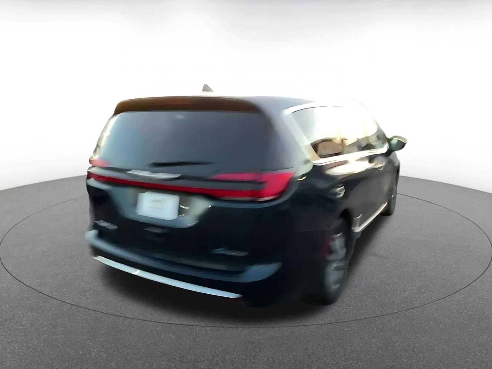 Used 2023 Chrysler Pacifica Limited image 14