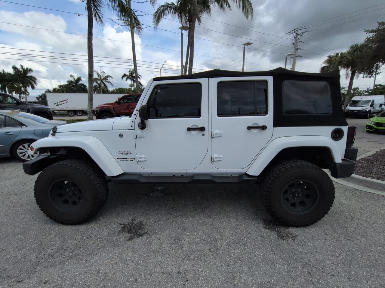 Used 2016 Jeep Wrangler Unlimited Sahara w/ Connectivity Group AWD/4WD image 8