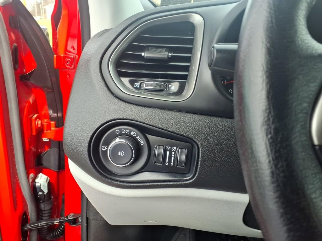 Used 2022 Jeep Renegade Latitude w/ Convenience Group AWD/4WD image 27