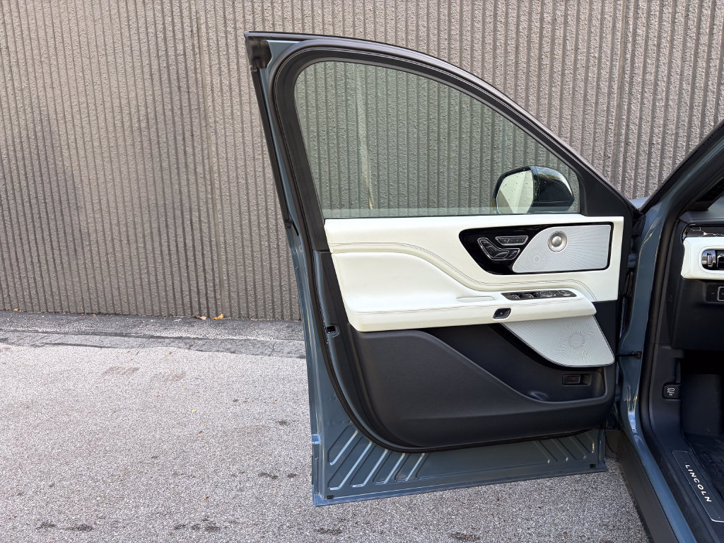 New 2026 Lincoln Aviator Black Label w/ Dynamic Handling Package AWD/4WD image 17