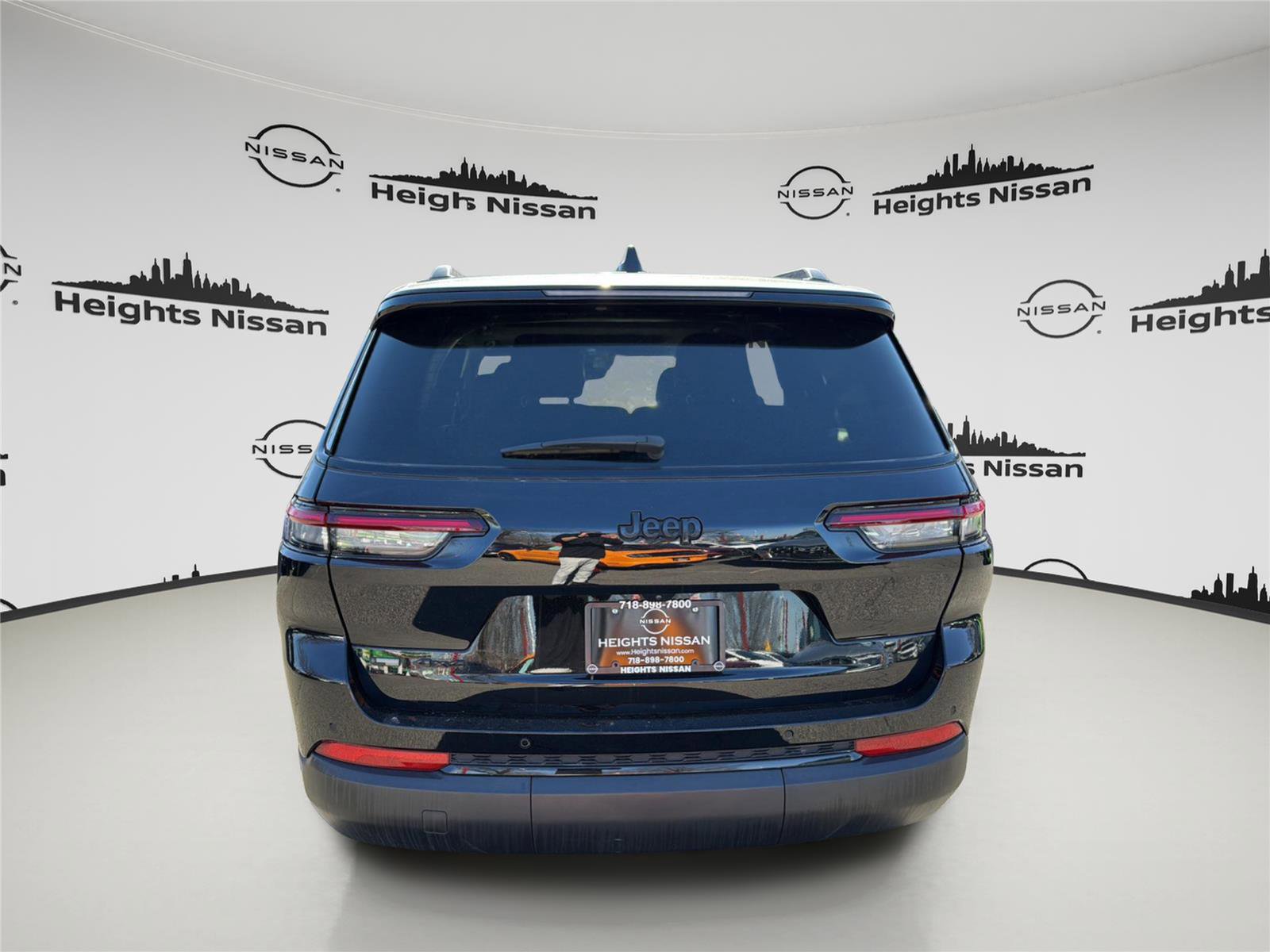 Used 2023 Jeep Grand Cherokee L Laredo image 4