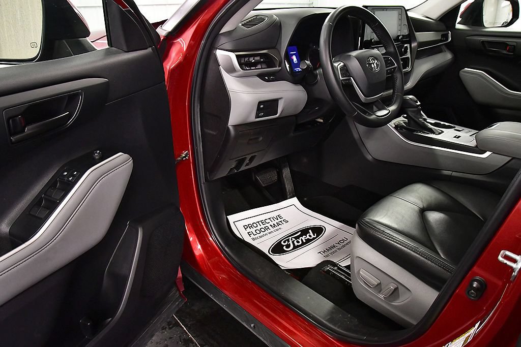 Used 2022 Toyota Highlander LE FWD image 11