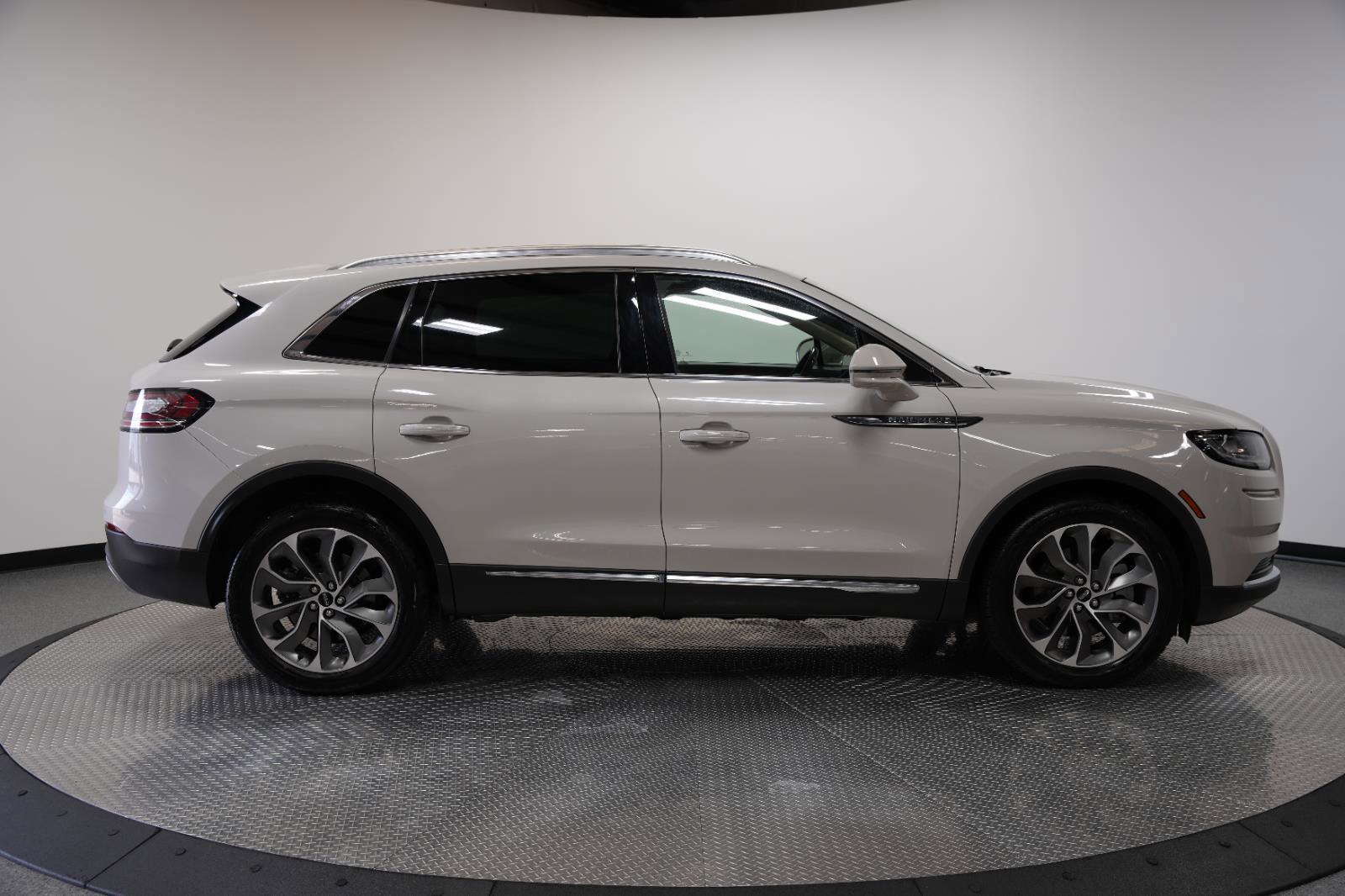 Used 2022 Lincoln Nautilus Reserve image 9