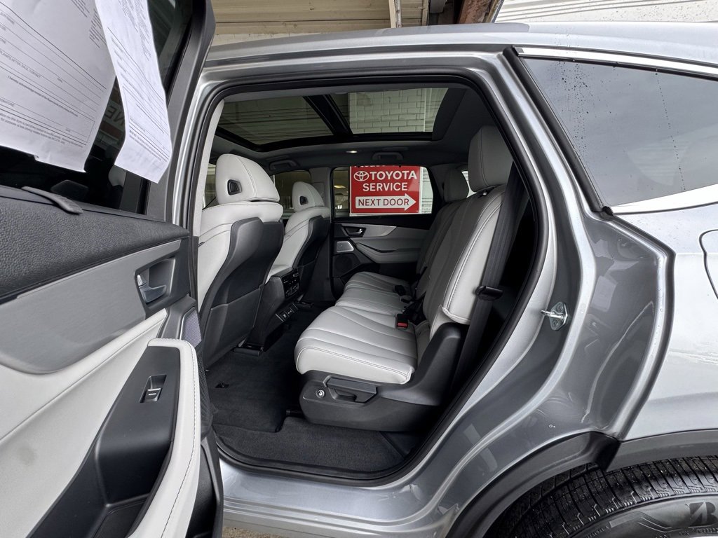 Used 2025 Acura MDX w/ Technology Package image 16