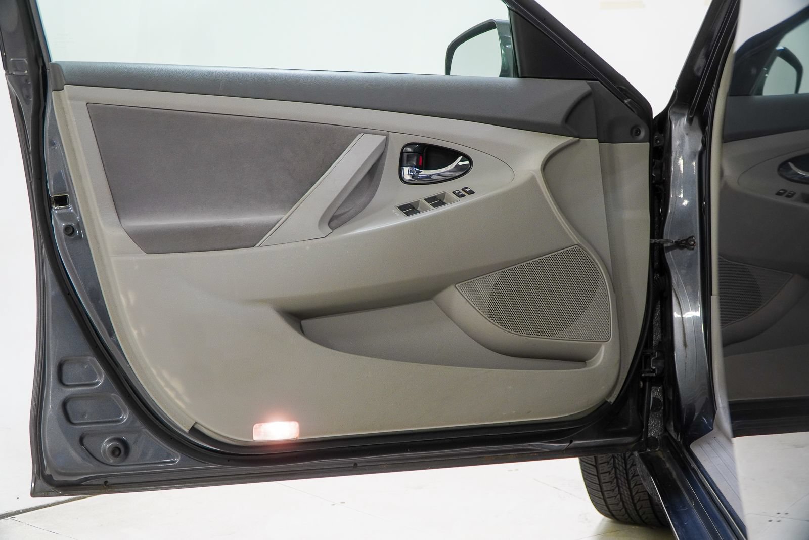 Used 2011 Toyota Camry LE FWD image 18