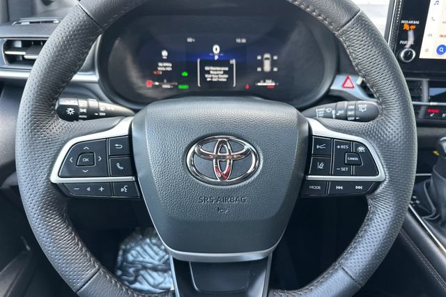 Used 2025 Toyota Sienna Limited image 28
