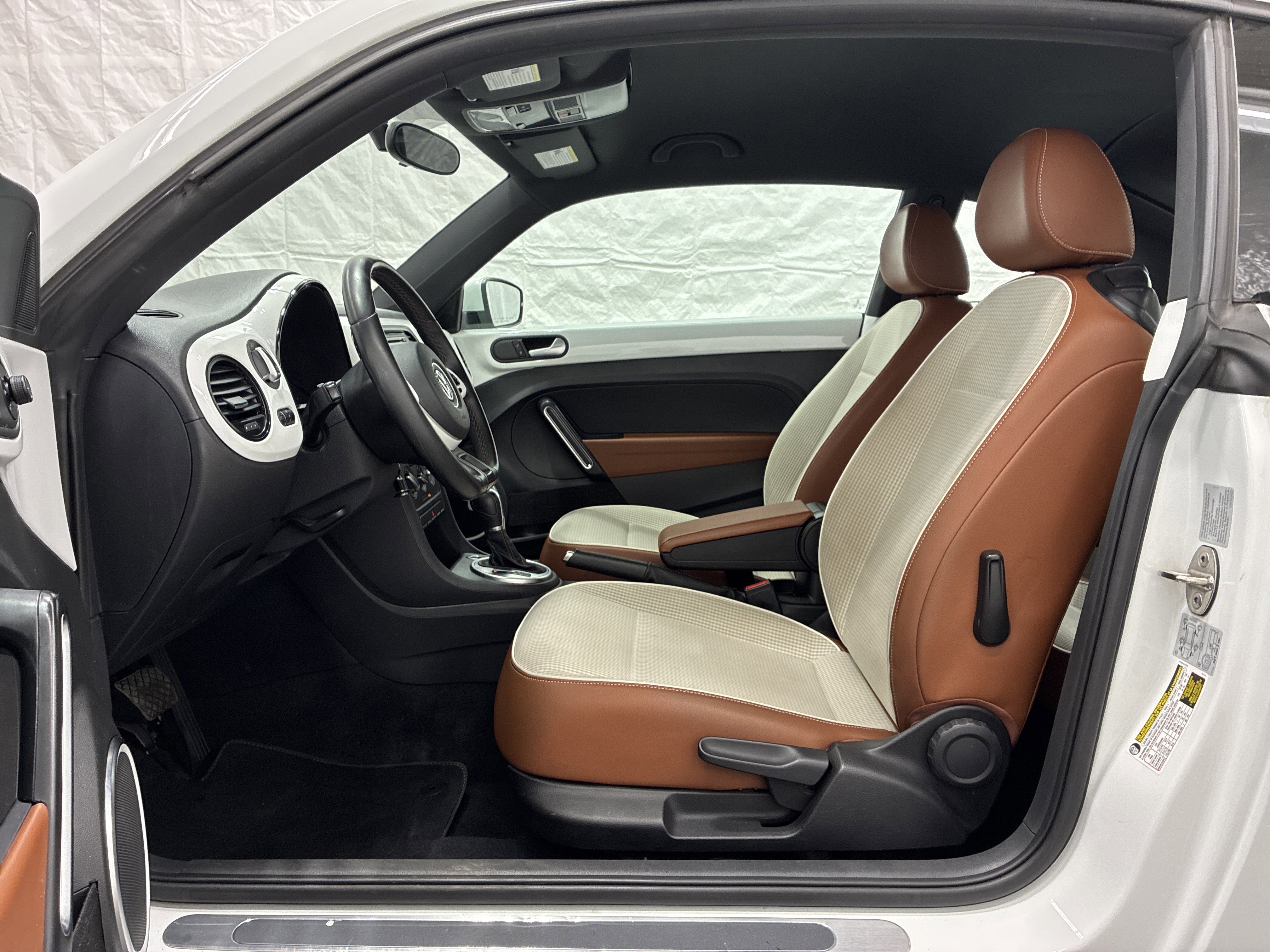 Used 2015 Volkswagen Beetle 1.8T Classic FWD image 11