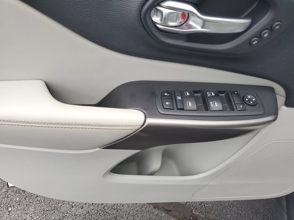 Certified 2019 Jeep Cherokee Limited w/ Luxury Group FWD image 19