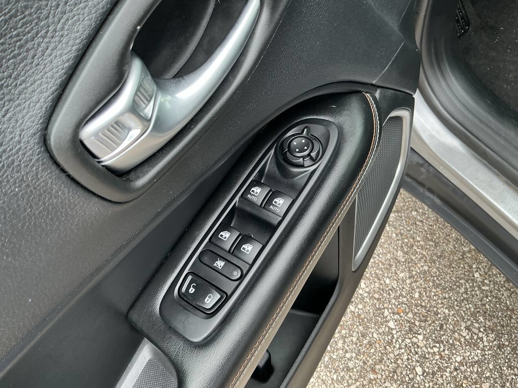 Used 2019 Jeep Compass Latitude AWD/4WD image 32