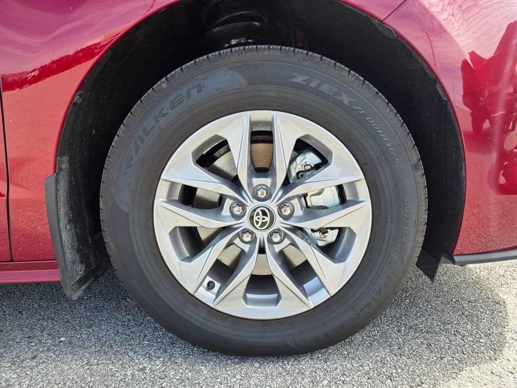 Used 2025 Toyota Sienna XLE w/ XLE Plus Package image 31