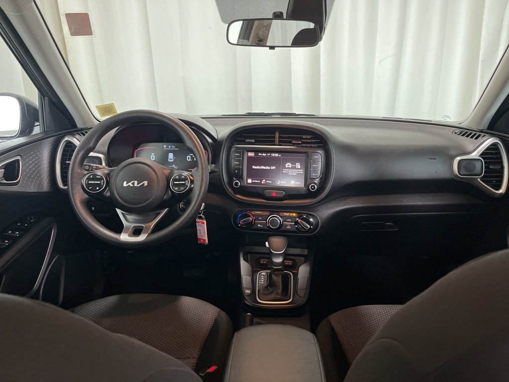Used 2023 Kia Soul LX w/ LX Technology Package FWD image 11