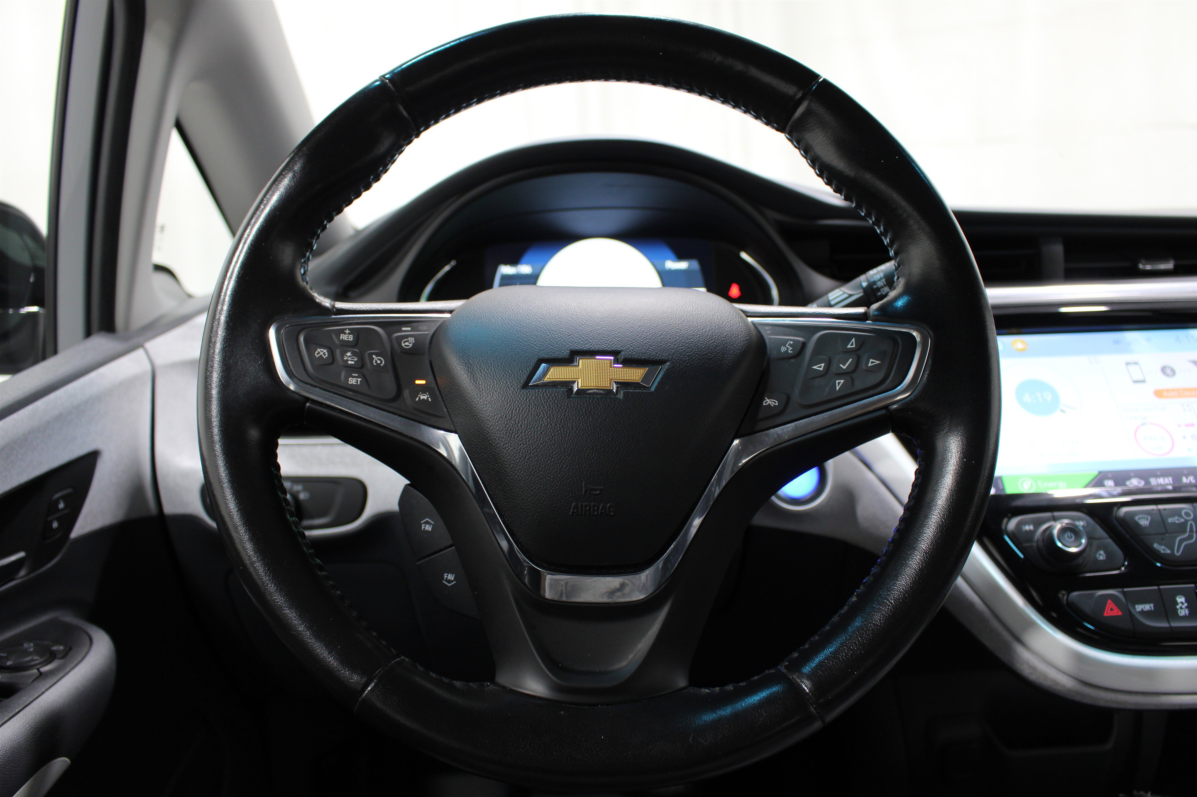 Used 2020 Chevrolet Bolt Premier w/ Infotainment Package FWD image 9