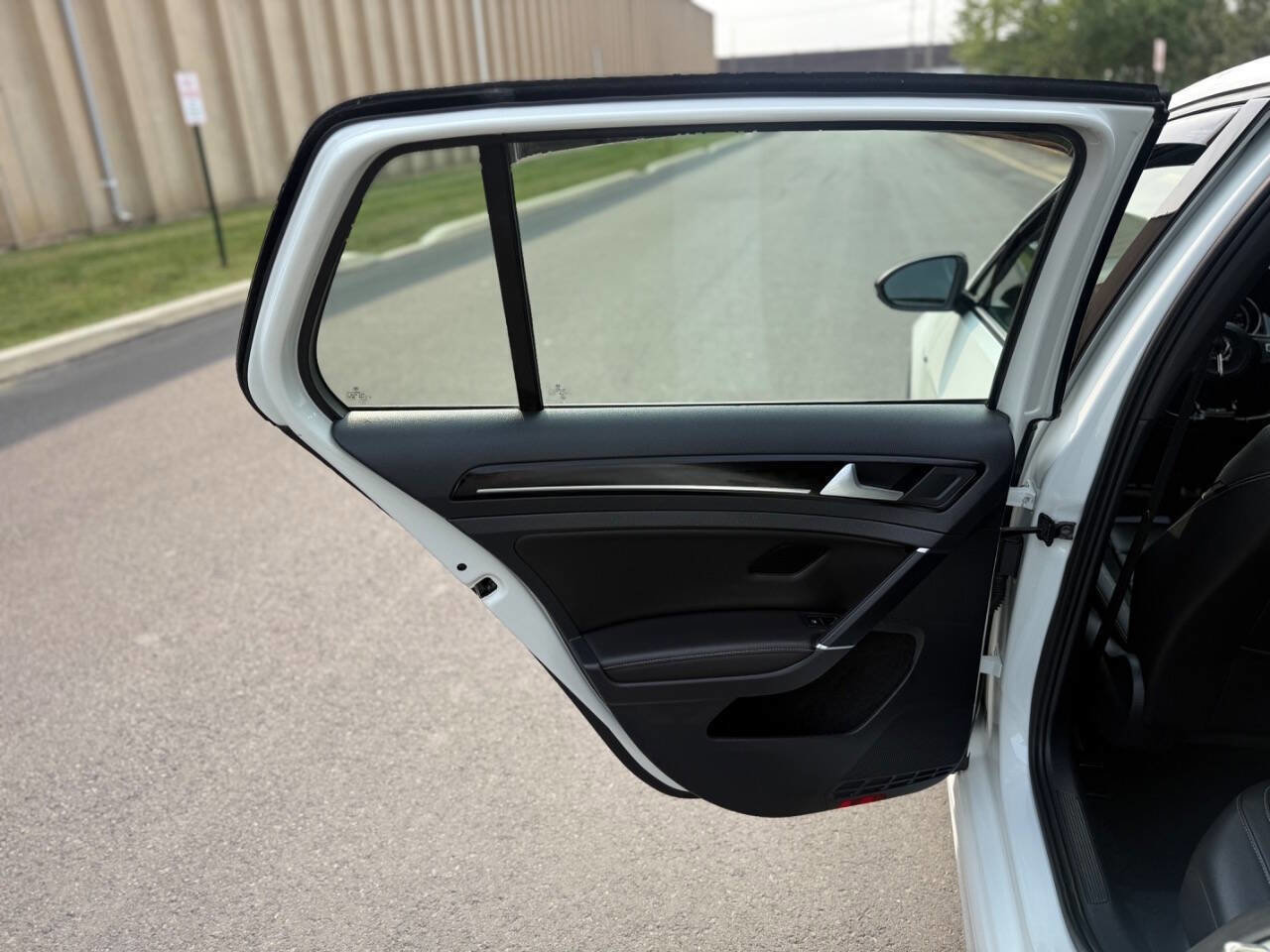 Used 2015 Volkswagen Golf R 4-Door image 35