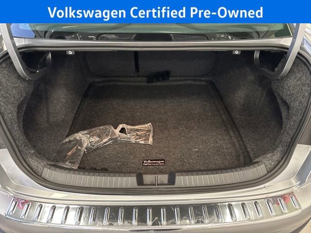 Certified 2025 Volkswagen Jetta SE w/ Sunroof Package image 27