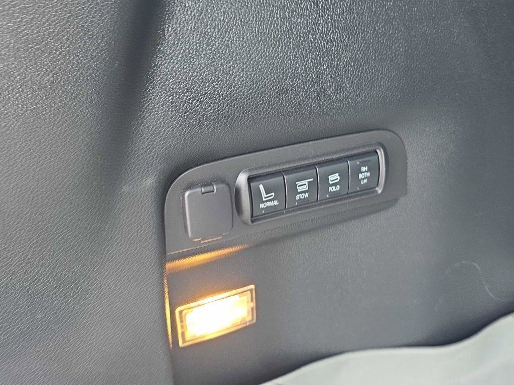 Used 2019 Ford Explorer Limited w/ Class III Trailer Tow Package AWD/4WD image 17