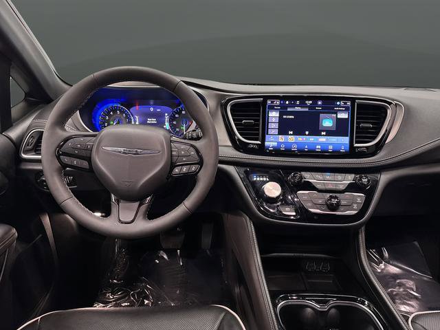 Used 2024 Chrysler Pacifica Limited w/ S Appearance Package image 5