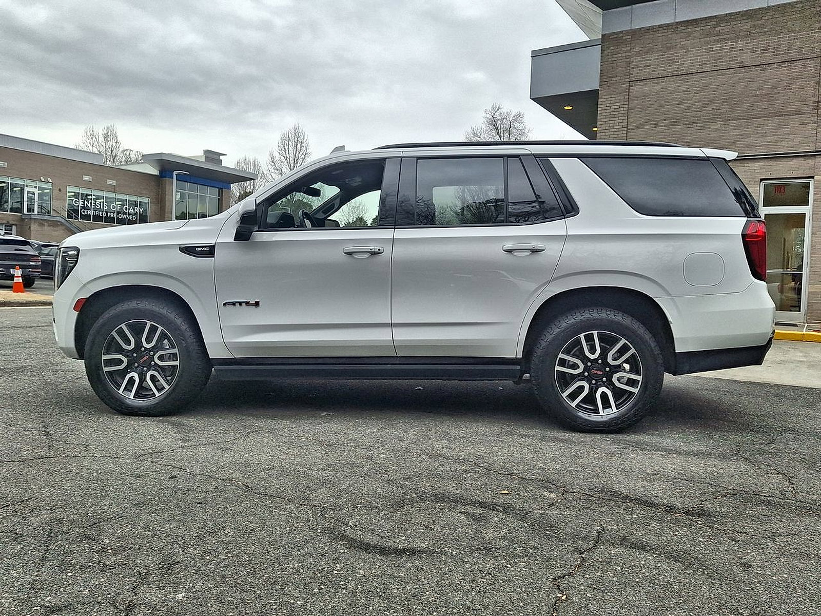 Used 2022 GMC Yukon AT4 image 4