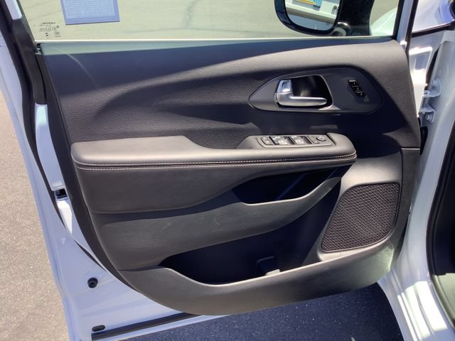 New 2027 Chrysler Pacifica Select FWD image 9