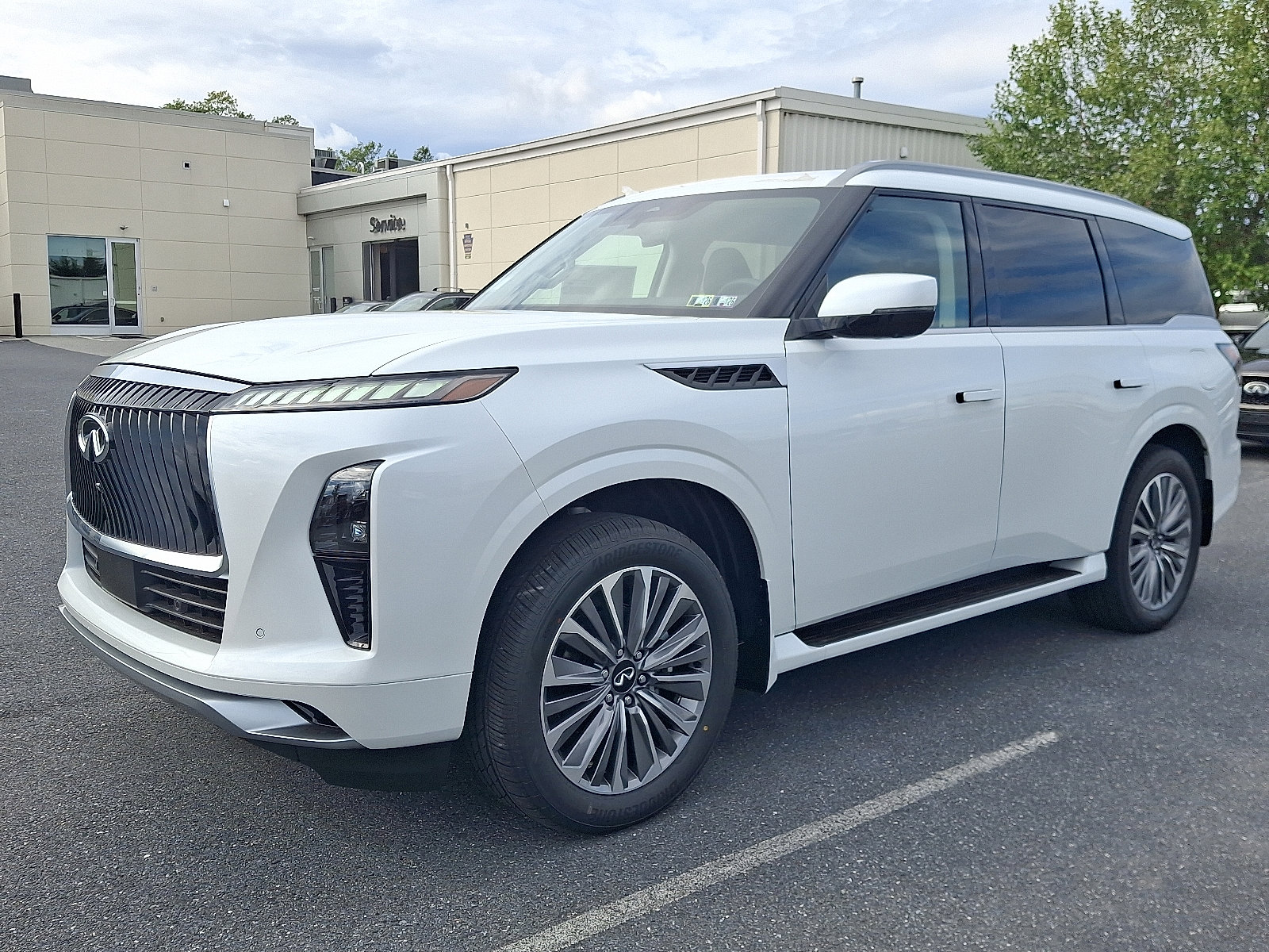 New 2026 INFINITI QX80 Luxe image 2