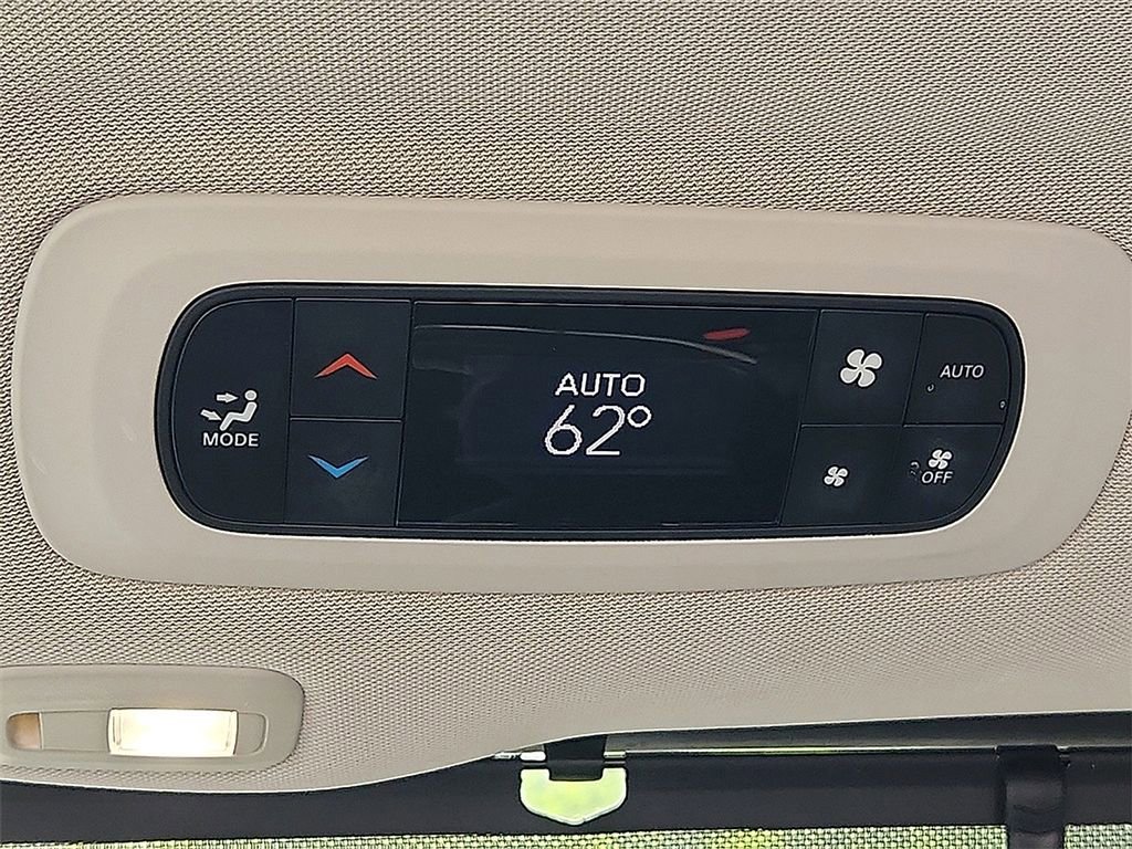 Used 2023 Chrysler Pacifica Limited image 11