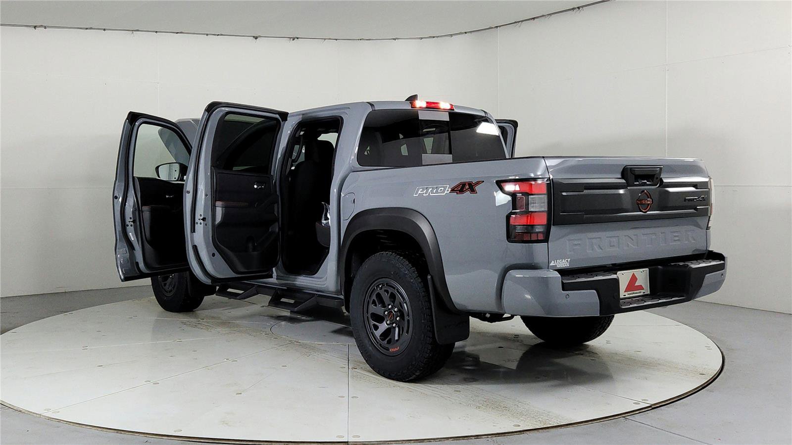 Used 2025 Nissan Frontier PRO-4X image 11