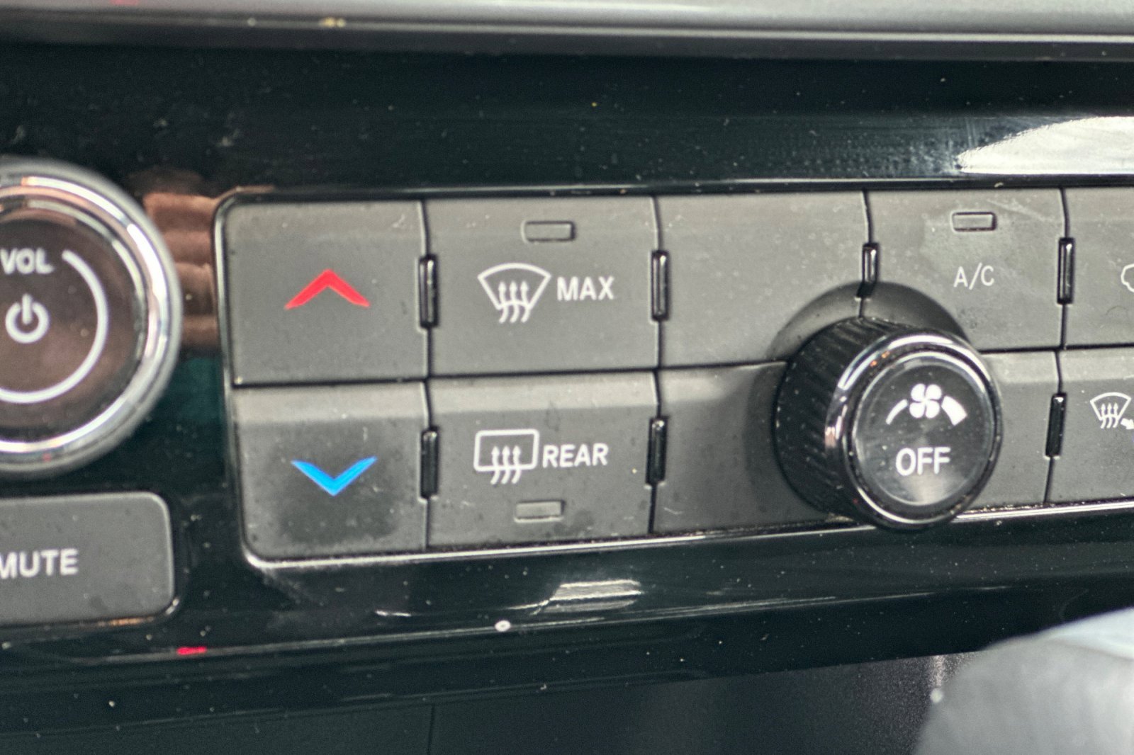 Used 2024 Jeep Compass Latitude image 28