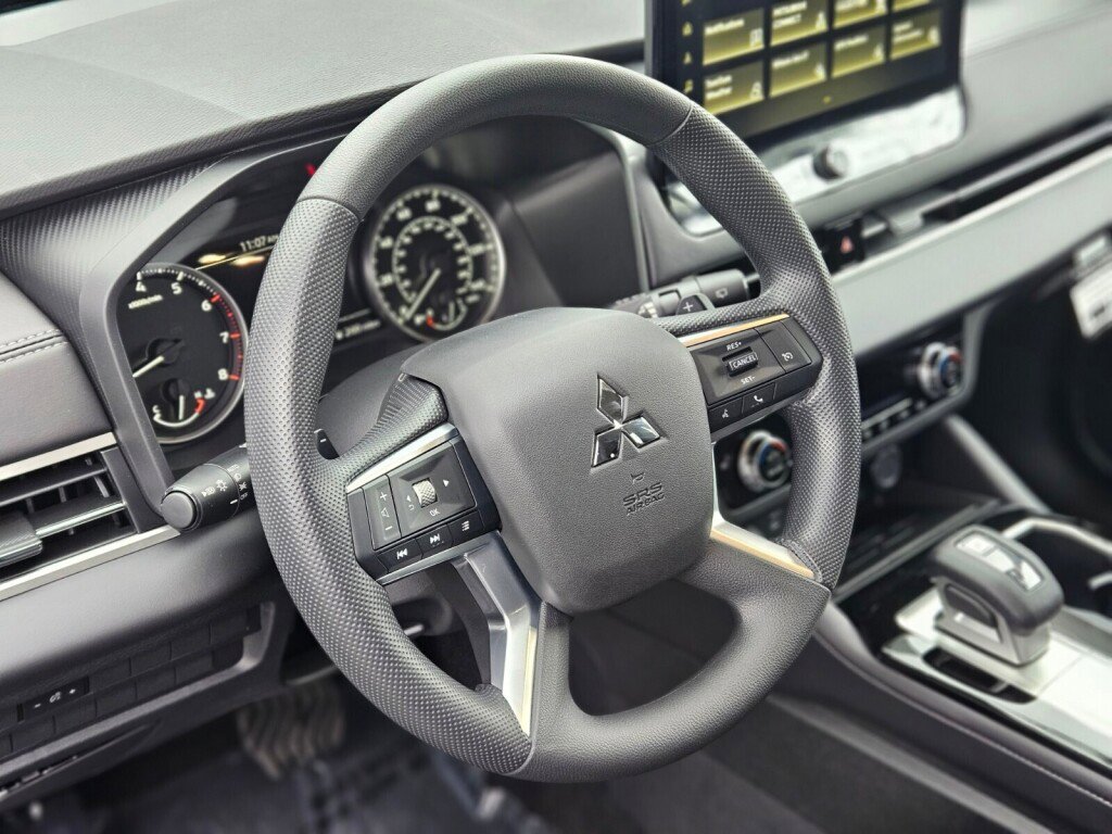 New 2025 Mitsubishi Outlander ES image 19