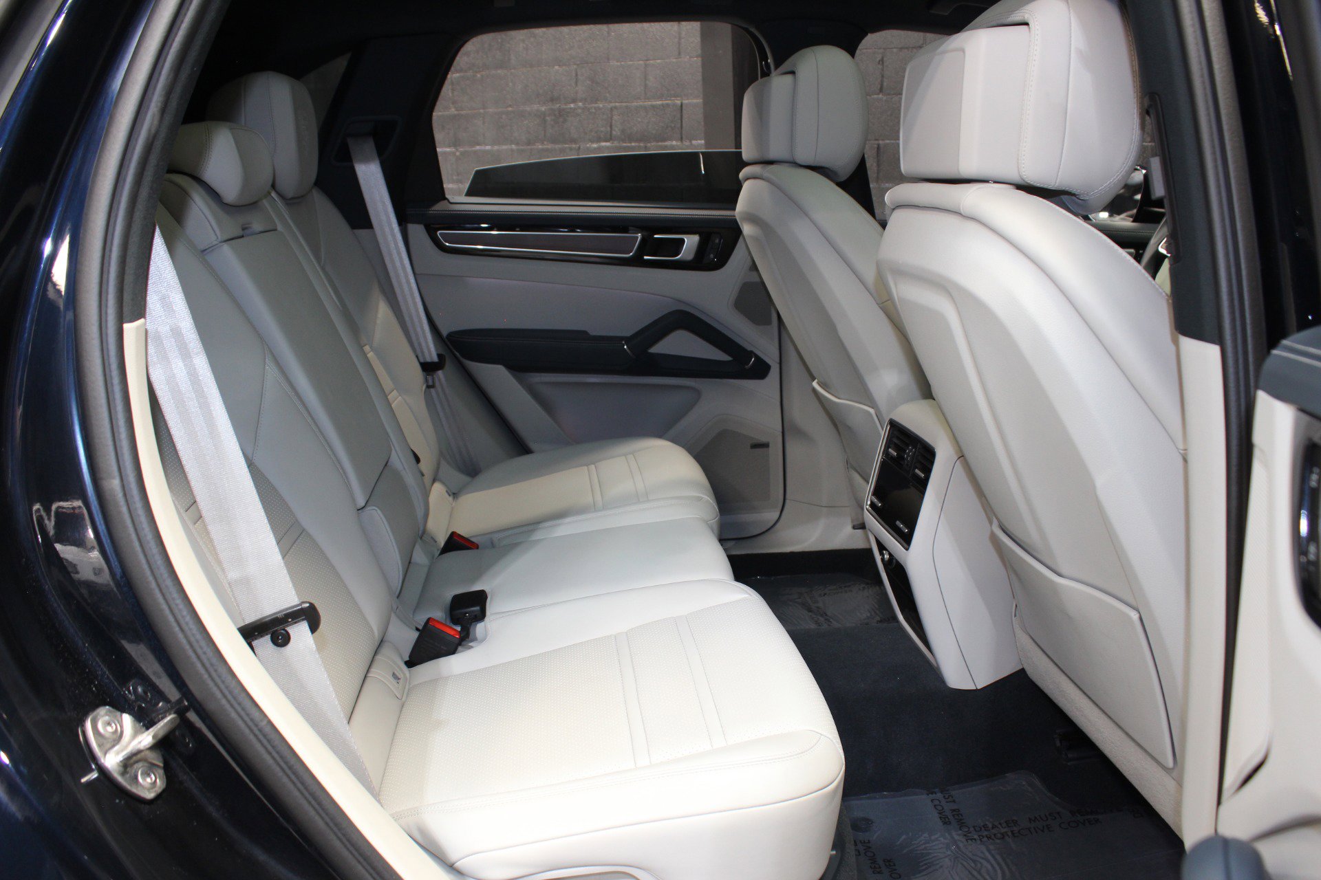 Used 2023 Porsche Cayenne Platinum Edition image 44