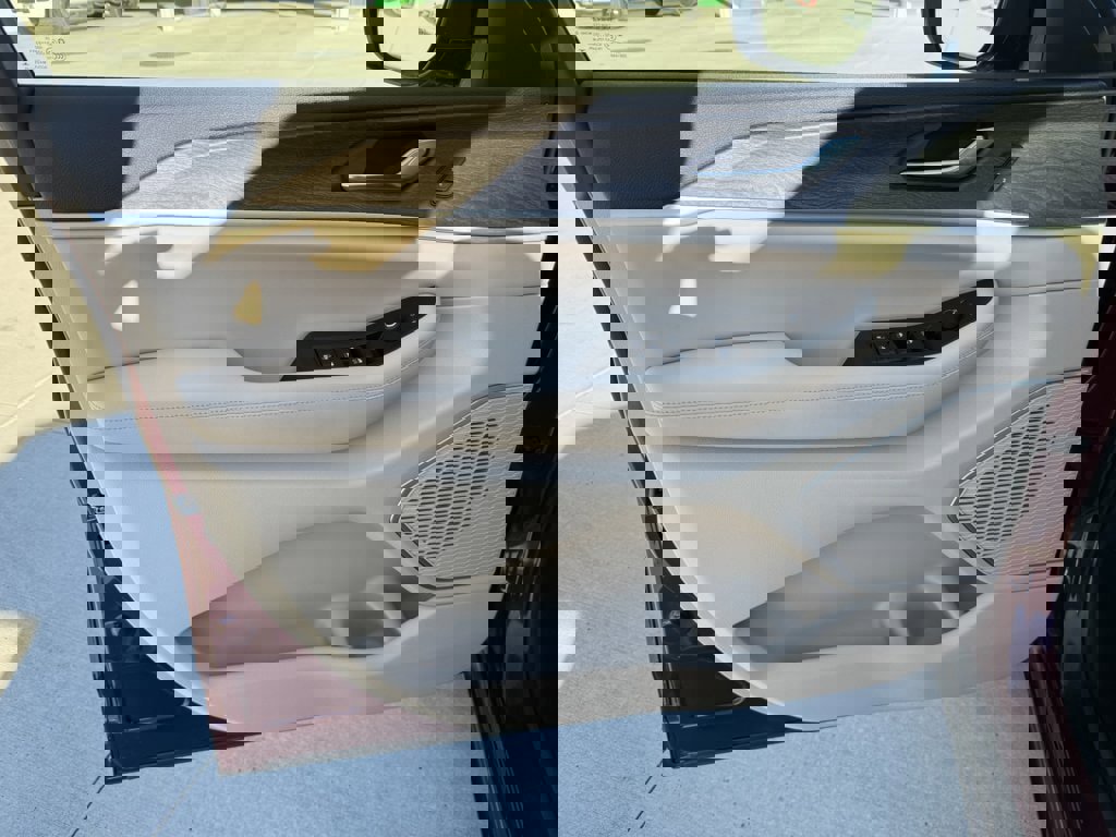 Used 2025 Jeep Grand Cherokee L Limited w/ Luxury Tech Group II image 18