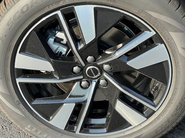 New 2026 Volvo XC60 B5 Plus w/ Protection Package Premier AWD/4WD image 13