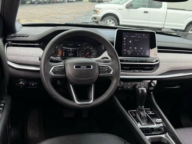 Used 2025 Jeep Compass Latitude AWD/4WD image 5