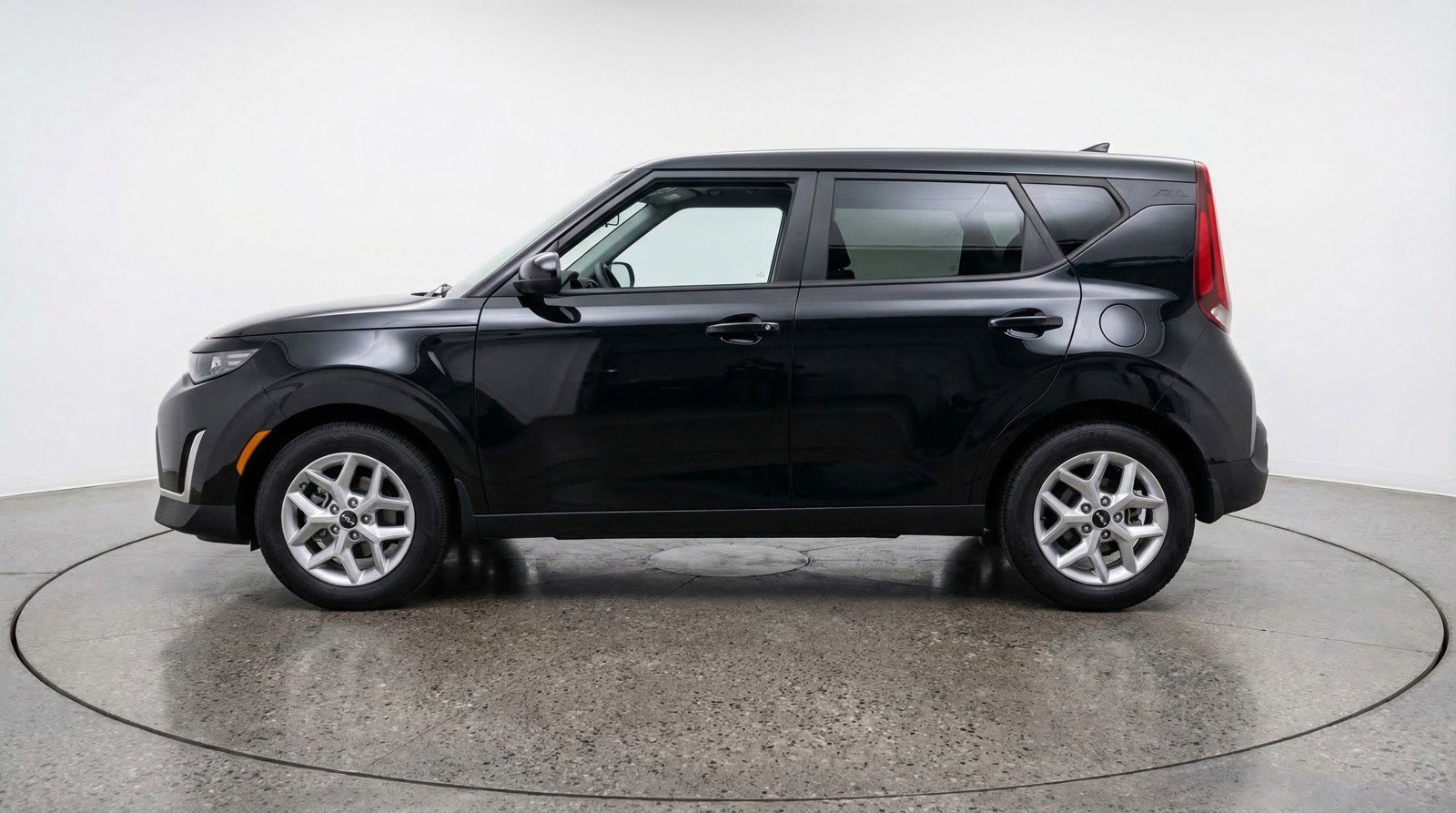 Used 2025 Kia Soul LX w/ LX Technology Package FWD image 5