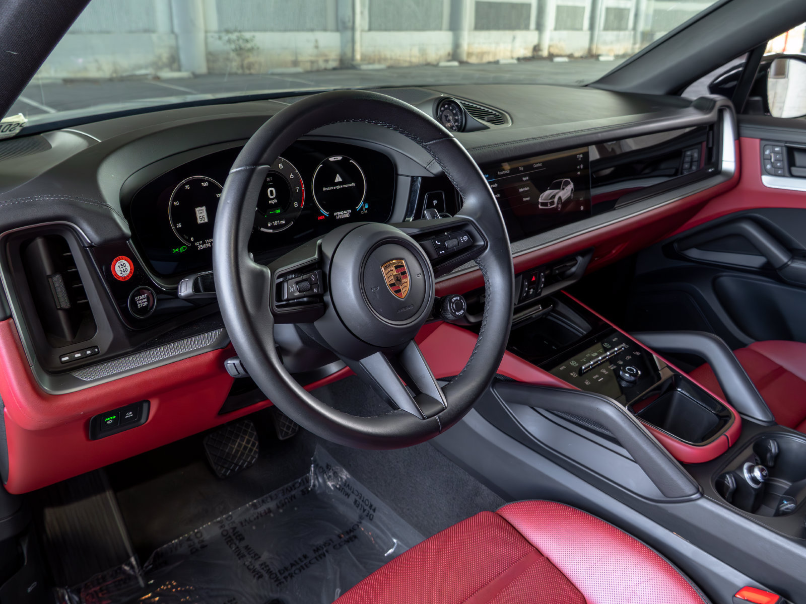 Certified 2025 Porsche Cayenne E-Hybrid Coupe w/ Premium Package Plus AWD/4WD image 4