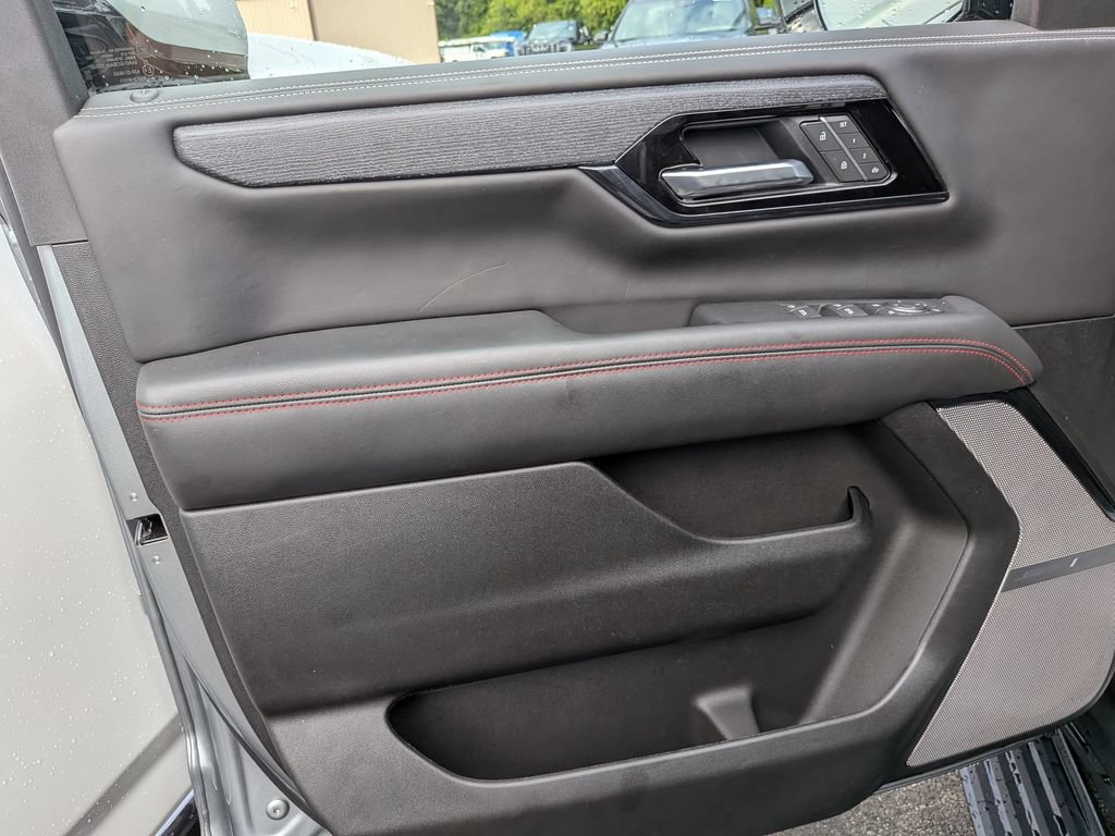 Used 2025 GMC Yukon AT4 Ultimate AWD/4WD image 7