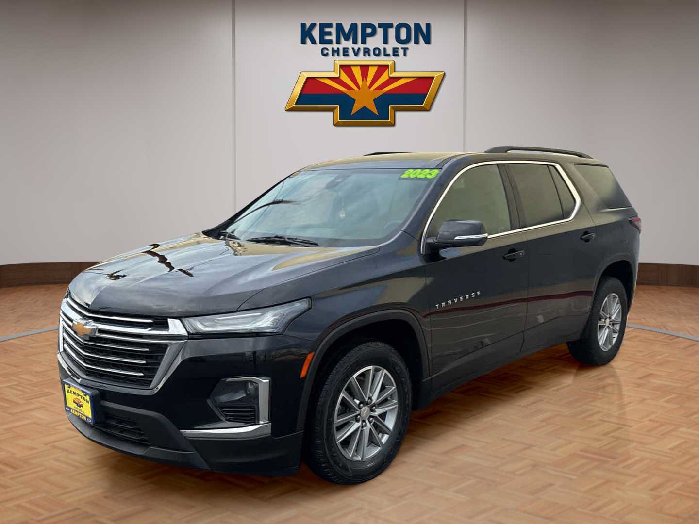 Used 2023 Chevrolet Traverse LT FWD image 2