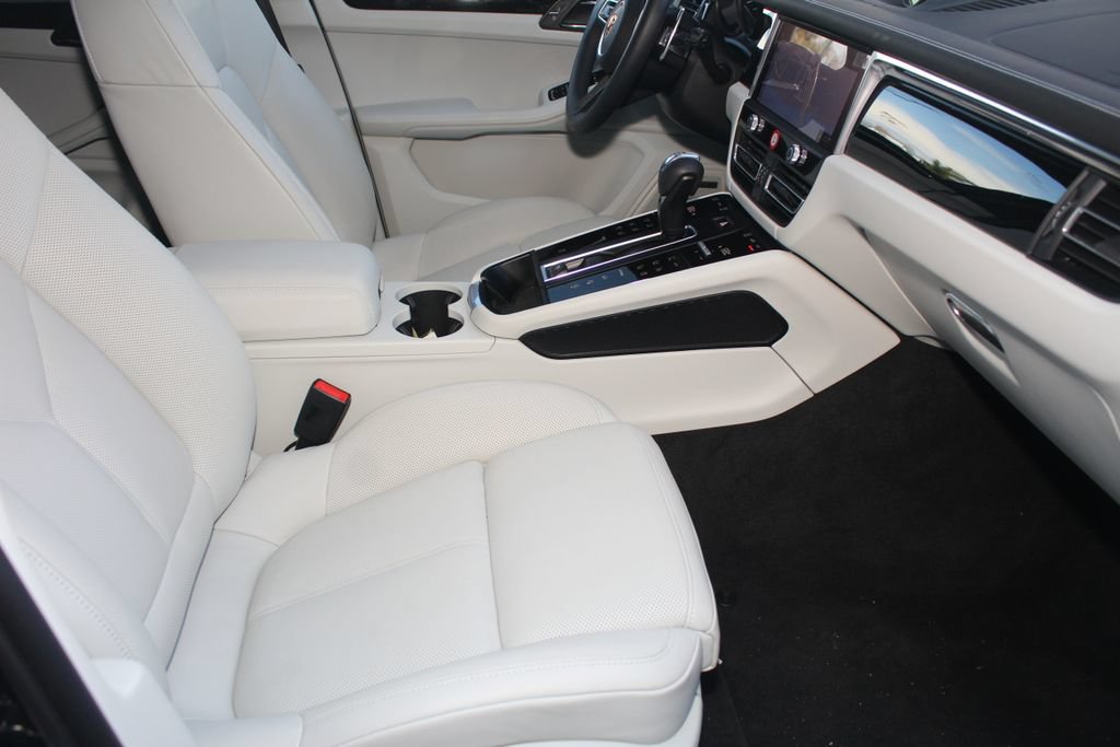 Certified 2026 Porsche Macan AWD/4WD image 27